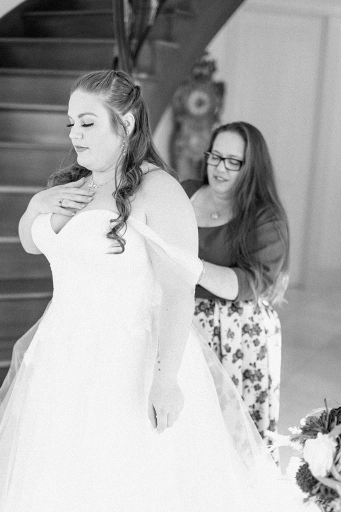 Sydney Jai Photography - bride getting ready, black and white bridal photo