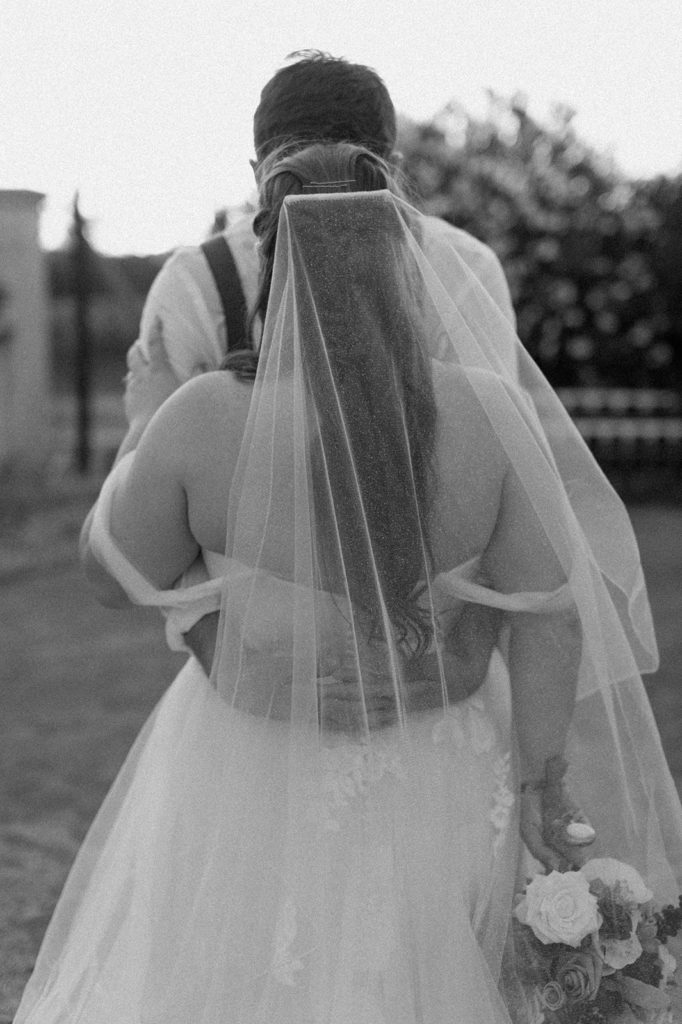 Sydney Jai Photography - Bride and groom photos, black and white bride and groom photos