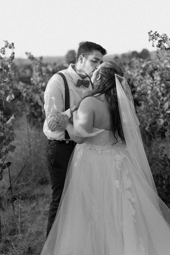 Sydney Jai Photography - Bride and groom photos, winery wedding, wedding photos in vineyard, bride and groom kissing, bride and groom black and white photos