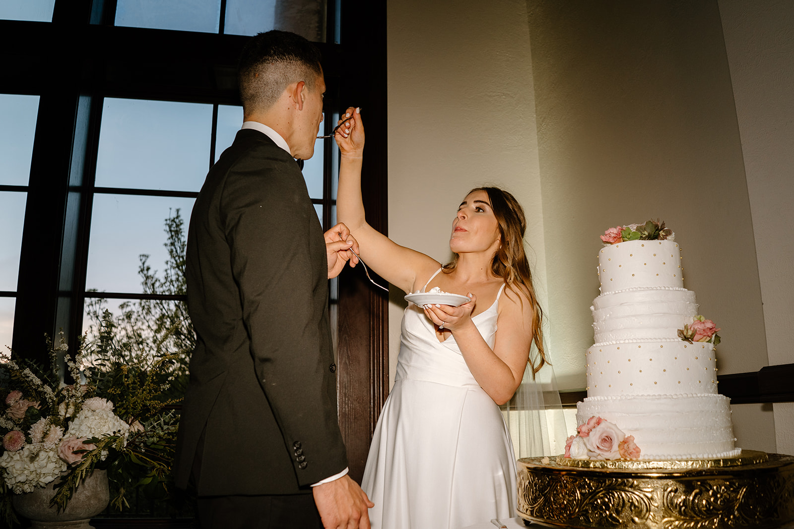 Sydney Jai Photography - Northern California wedding photographer, bride and groom cake cutting